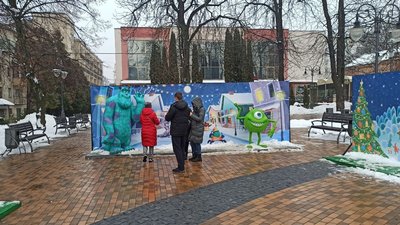 Грінч, Фердинад та Майк Вазовський: новорічні фотозони у Вінниці Грінч, Фердинад та Майк Вазовський: новорічні фотозони у Вінниці