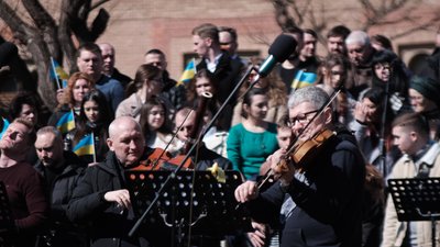 Оркестр заграв біля пам'ятки ЮНЕСКО. У Чернівцях закликали закрити небо над Україною