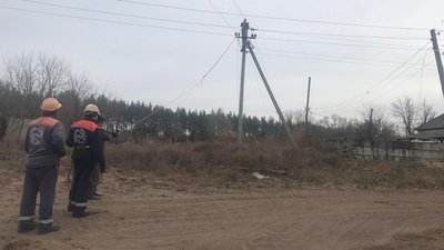 У прифронтовій Трьохізбенці відновили пошкоджені обстрілом електромережі
