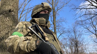 На Харківщині українських захисників тренують колишні військові країн НАТО На Харківщині українських захисників тренують колишні військові країн НАТО
