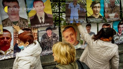 Під Офіс президента приїхали близько 30 матерів полонених та зниклих безвісти. Під Офіс президента приїхали близько 30 матерів полонених та зниклих безвісти.