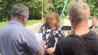 На Хмельниччині засудили жінку, яка намагалась продати неповнолітню доньку в сексуальне рабство