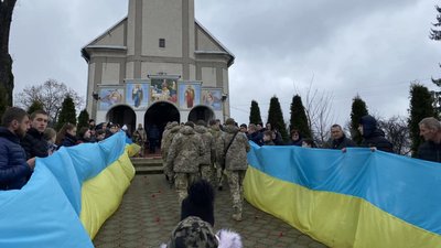 Прощання із полеглим на війні Іваном Феєером. Фото: Кам'янська ТГ/Facebook Прощання із полеглим на війні Іваном Феєером. Фото: Кам'янська ТГ/Facebook