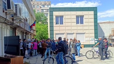 У Маріуполі окупанти встановили 12 телевізорів, де показують російську пропаганду