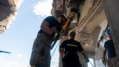 Рятувальники ДСНС на місці удару по багатоповерхівці в Салтівському районі