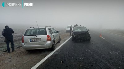 Біля Рівного масова ДТП, в тумані зіткнулось сім машин Біля Рівного масова ДТП, в тумані зіткнулось сім машин