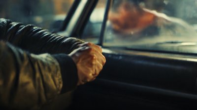 Удар кулаком по автомобілю