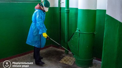 У Маріуполі комунальники щоденно дезінфікують близько 15 тисяч під'їздів У Маріуполі комунальники щоденно дезінфікують близько 15 тисяч під'їздів
