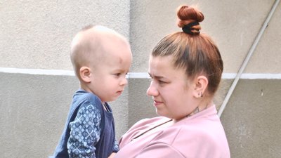 Анжела з дворічним сином погодилася на евакуацію в Росію. Каже, іншого способу вибратися з селища неподалік Маріуполя, в якому два тижні просиділи без продуктів харчування, було нереально. Анжела з дворічним сином погодилася на евакуацію в Росію. Каже, іншого способу вибратися з селища неподалік Маріуполя, в якому два тижні просиділи без продуктів харчування, було нереально.