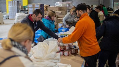 У Дніпрі зібрали продуктові набори для 8 тисяч родин переселенців, які живуть у громадах області