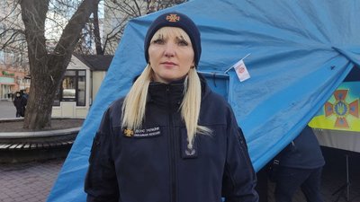 У центрі Івано-Франківська рятувальники навчають як захиститися у разі загрози життю У центрі Івано-Франківська рятувальники навчають як захиститися у разі загрози життю