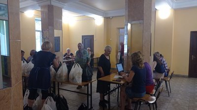 У Сумах видають продуктові набори містянам віком від 75 років У Сумах видають продуктові набори містянам віком від 75 років