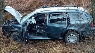 ДТП на Рівненщині: авто застрягло між деревами, водія довелось деблокувати ДТП на Рівненщині: авто застрягло між деревами, водія довелось деблокувати