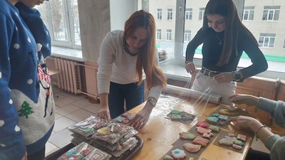 "Миколай крокує від Тернополя до Херсона": у Тернополі розписували пряники для херсонських дітей "Миколай крокує від Тернополя до Херсона": у Тернополі розписували пряники для херсонських дітей