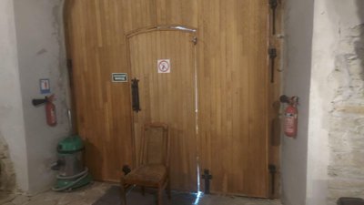 В одній із залів фортеці вибуховою хвилею пошкоджено двері, 21 серпня 2023.