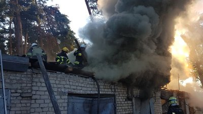 У Малій Данилівці під Харковом внаслідок обстрілу РФ згоріли 6 гаражів та 4 авто У Малій Данилівці під Харковом внаслідок обстрілу РФ згоріли 6 гаражів та 4 авто
