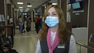 Житомиряни скаржаться, що чергу у "Прозорий офіс" займають ще з ночі Житомиряни скаржаться, що чергу у "Прозорий офіс" займають ще з ночі