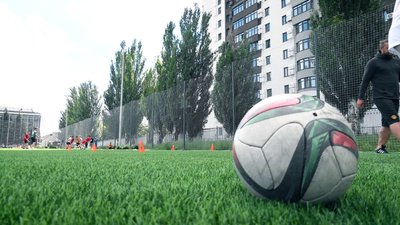 У Харкові тренери-волонтери безплатно навчають дітей грати в футбол У Харкові тренери-волонтери безплатно навчають дітей грати в футбол