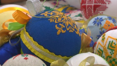 Запорізькі майстрині створюють ялинкові прикраси з українською вишивкою Запорізькі майстрині створюють ялинкові прикраси з українською вишивкою