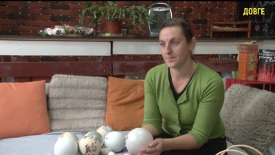 Робить іграшки для акції "Закарпаття запрошує на Різдво". Тетяна Маланка. СУСПІЛЬНЕ | ЛЮДИ