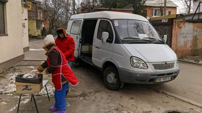 Каша і чай. Як у Миколаєві взимку годують безхатченків Каша і чай. Як у Миколаєві взимку годують безхатченків