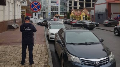 У Хмельницькому інспектори з паркування виписали 3560 адміністративних постанов