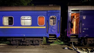 Зіткнення пасажирського потяга та легкового автомобіля