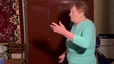Жителька сусіднього зі зруйнованим будинком у Кривому Розі Жителька сусіднього зі зруйнованим будинком у Кривому Розі
