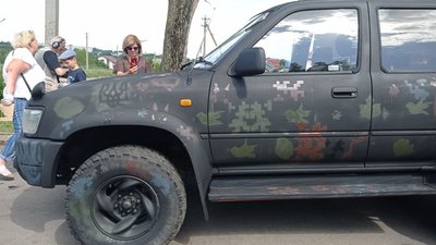 У Запоріжжі діти розфарбували автомобіль для українських захисників У Запоріжжі діти розфарбували автомобіль для українських захисників