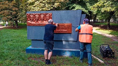 В Олександрії на Кіровоградщині почали демонтувати радянську символіку