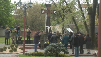 Хмельничани прийшли на військове кладовище, аби вшанувати загиблих у Другій світовій війні. 08.05.2023 рік. Хмельничани прийшли на військове кладовище, аби вшанувати загиблих у Другій світовій війні. 08.05.2023 рік.
