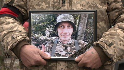У Сумах поховали військовослужбовців Євгенія Овчарова та Антона Татарінова У Сумах поховали військовослужбовців Євгенія Овчарова та Антона Татарінова