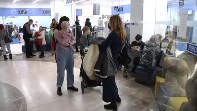 Хочуть отримати закордонний паспорт. На Одещині люди вишукують у черги на оформлення документів Хочуть отримати закордонний паспорт. На Одещині люди вишукують у черги на оформлення документів