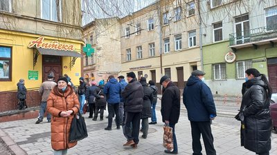 Черги за пальним, продуктами і готівкою. Яка ситуація у Львові Черги за пальним, продуктами і готівкою. Яка ситуація у Львові