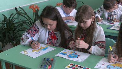 У прикарпатському селі Остриня виготовляють консервацію та пряники для військових У прикарпатському селі Остриня виготовляють консервацію та пряники для військових