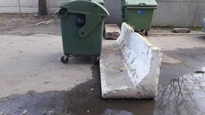 У Маріуполі проводять рейди щодо незаконного встановлення обмежувачів в'їзду У Маріуполі проводять рейди щодо незаконного встановлення обмежувачів в'їзду