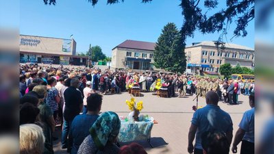 У Бобровиці попрощалися з двома захисниками Олексієм Бєлявським та Сергієм Бережним У Бобровиці попрощалися з двома захисниками Олексієм Бєлявським та Сергієм Бережним