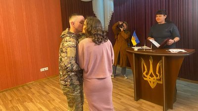 "Хочеться кричати від щастя": у Полтаві побралися військовий Максим Китайський та Анна Галенко "Хочеться кричати від щастя": у Полтаві побралися військовий Максим Китайський та Анна Галенко