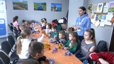 Діти-переселенці виготовляли свічки-обереги в Івано-Франківську Діти-переселенці виготовляли свічки-обереги в Івано-Франківську