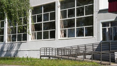 "На цьому майданчику часто діти граються. Щодня". Наслідки удару РФ посеред стадіону школи в Харкові: фоторепортаж "На цьому майданчику часто діти граються. Щодня". Наслідки удару РФ посеред стадіону школи в Харкові: фоторепортаж