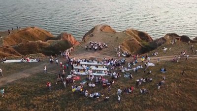 На Станіславських скелях Херсонської області відбувся акустичний концерт до Дня Конституції