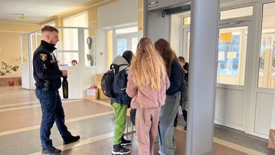 Cтаршокласників та відвідувачів шкіл у Луцьку перевіряють металодетекторами Cтаршокласників та відвідувачів шкіл у Луцьку перевіряють металодетекторами