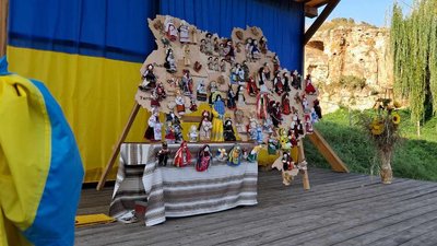 Обійняти всю країну. Переселенці з Донеччини створили мапу з ляльками-мотанками і встановили рекорд України
