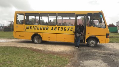 Діти їздять до школи автобусом