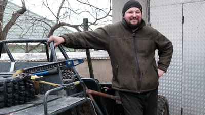 Механік з Чернівецької області виготовляє баггі та ремонтує автомобілі для українських військових Механік з Чернівецької області виготовляє баггі та ремонтує автомобілі для українських військових