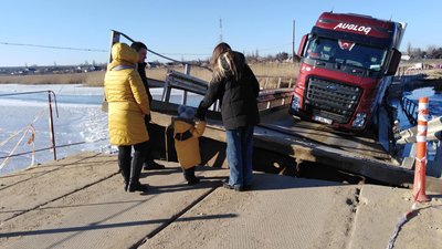 Понтонний міст у Пересадівці. На Миколаївщині підійматимуть підтоплену переправу Понтонний міст у Пересадівці. На Миколаївщині підійматимуть підтоплену переправу