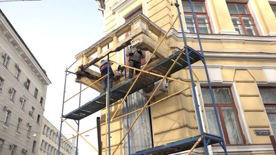 Залишки балкону харківського художнього музею почали демонтувати Залишки балкону харківського художнього музею почали демонтувати