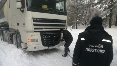 Дві легкові, шість вантажних та «швидку» витягнули із заметів рятувальники на Чернігівщині Дві легкові, шість вантажних та «швидку» витягнули із заметів рятувальники на Чернігівщині
