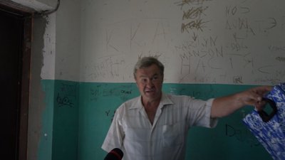 Віталій показує під’їзд на вулиці Текстильників 15 у Чернігові Віталій показує під’їзд на вулиці Текстильників 15 у Чернігові