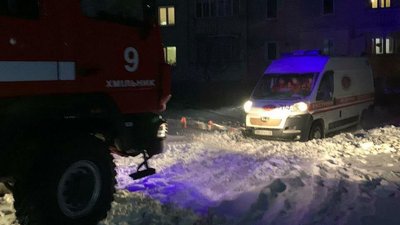 Вінницькі рятувальники продовжують вивільняти автомобілі зі снігових заметів